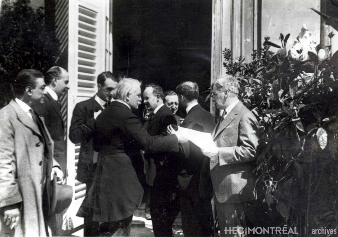   Description : Édouard Montpetit et le premier ministre britannique David Lloyd George, à la Conférence de Gênes. Date : 1922 Crédit photo :  A. Bruni, photographe Cote archivistique : P005/XPH-0008