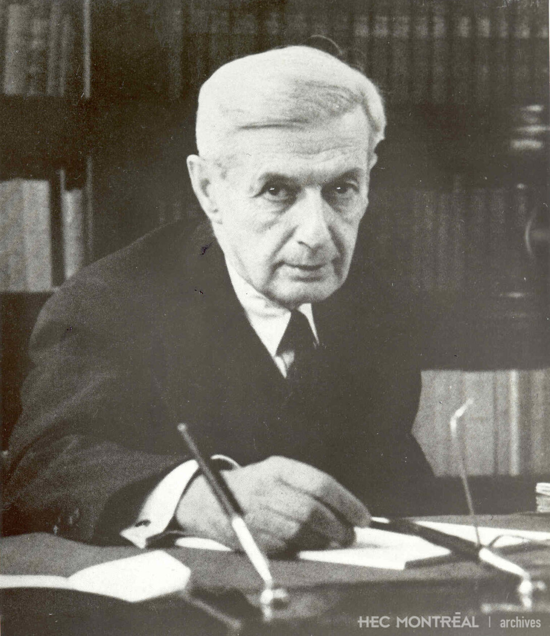   Description : Édouard Montpetit à sa table de travail en 1943. Date : 1943 Crédit photo : Armour Landry Cote archivistique : P005/XPH,0015