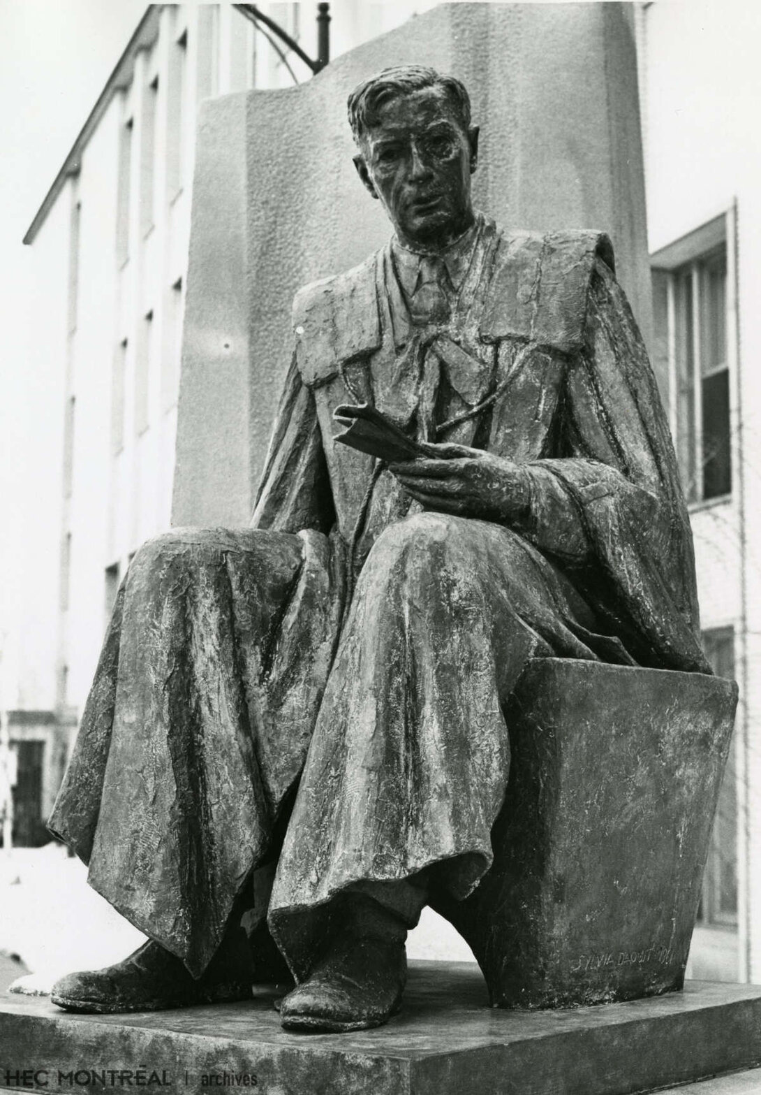   Description : Monument Édouard Montpetit situé sur le campus de l'Université de Montréal. Date : 1970 Crédit photo : Jules Blouin Cote archivistique : P005/XPH,0005