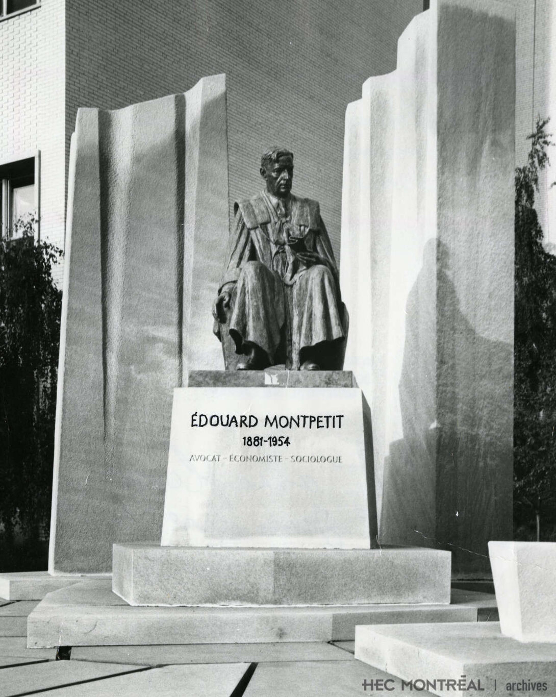   Description : Monument Édouard Montpetit situé sur le campus de l'Université de Montréal. Date : 1970 Crédit photo : Armour Landry Cote archivistique : P005/XPH,0001