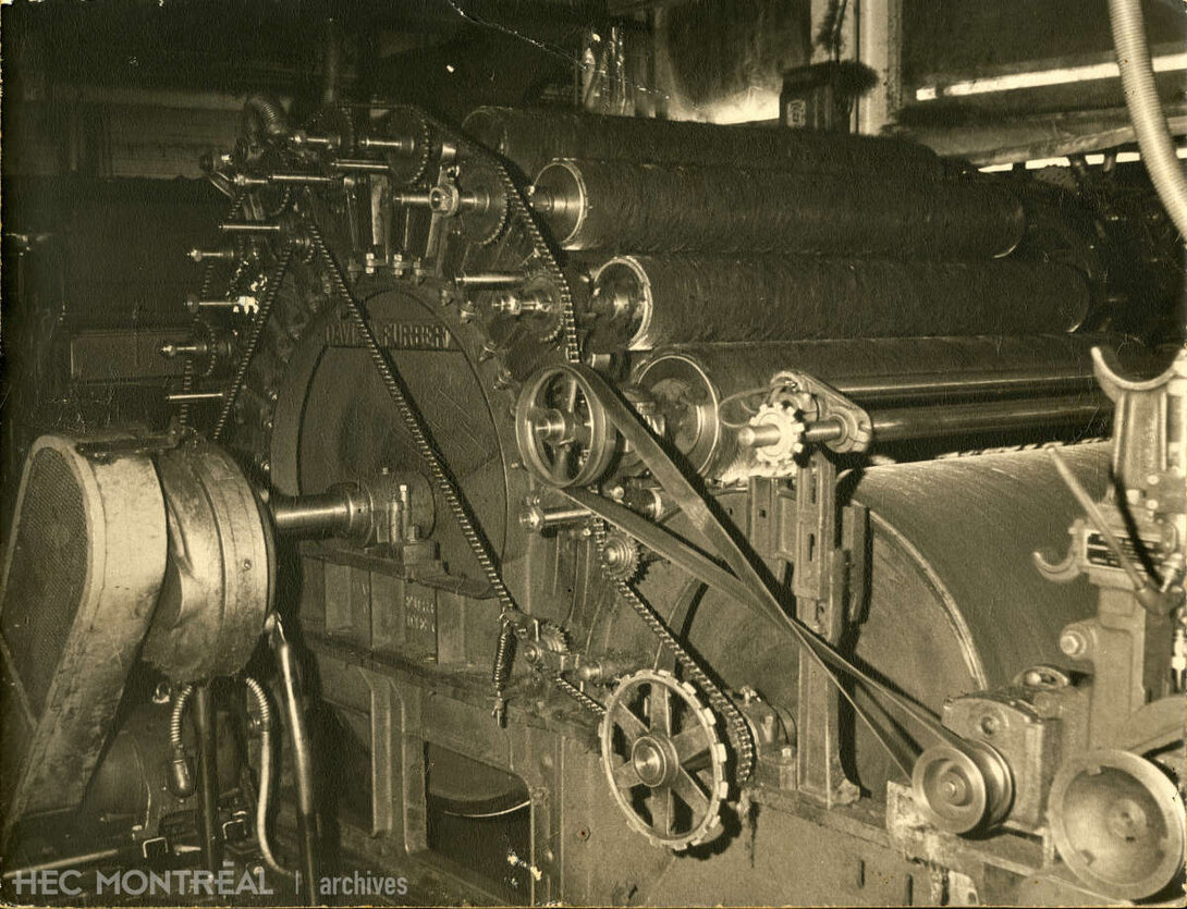   Description : Machine permettant le cardage des fibres de textile. Date : [1910-1935] Crédit photo : Photographe inconnu Cote archivistique : P008/XPH,0003