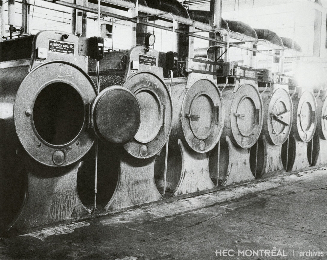   Description : Machines de l'usine Tricofil Date : Inconnue Crédit photo : Photographe inconnu Cote archivistique : P008/W1,0001