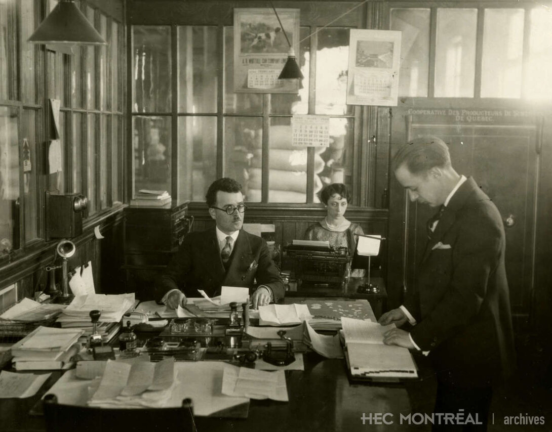   Description : Les premiers bureaux de la Coopérative fédérée de Québec. Date : 1924 Crédit photo : Associated Screen News of Canada Limited, Montreal Cote archivistique : P012/X2A,0017