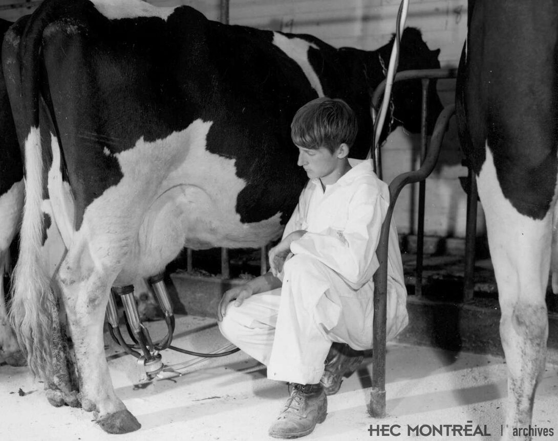   Description : Fermier opérant une trayeuse.  Date : Inconnue Crédit photo : Photographe inconnu Cote archivistique : P012/X6,0001