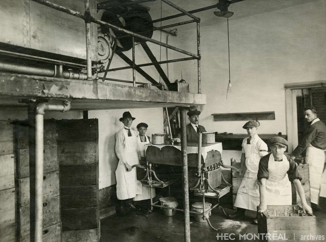   Description : Intérieur d'une usine laitière. Date : ca 1930 Crédit photo : Photographe inconnu Cote archivistique : P012/X6,0005