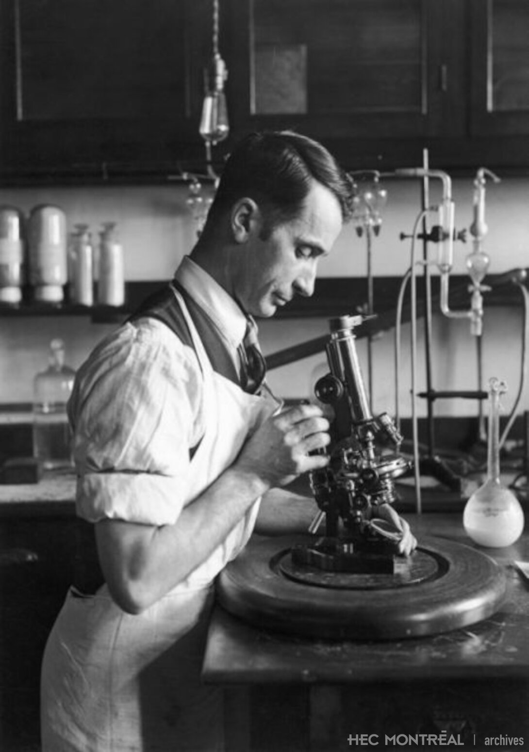   Description : Étudiant dans un laboratoire de l'école de laiterie de Saint-Hyacinthe. Date : 1920 Crédit photo : Photographe inconnu Cote archivistique : P012/X6,0006