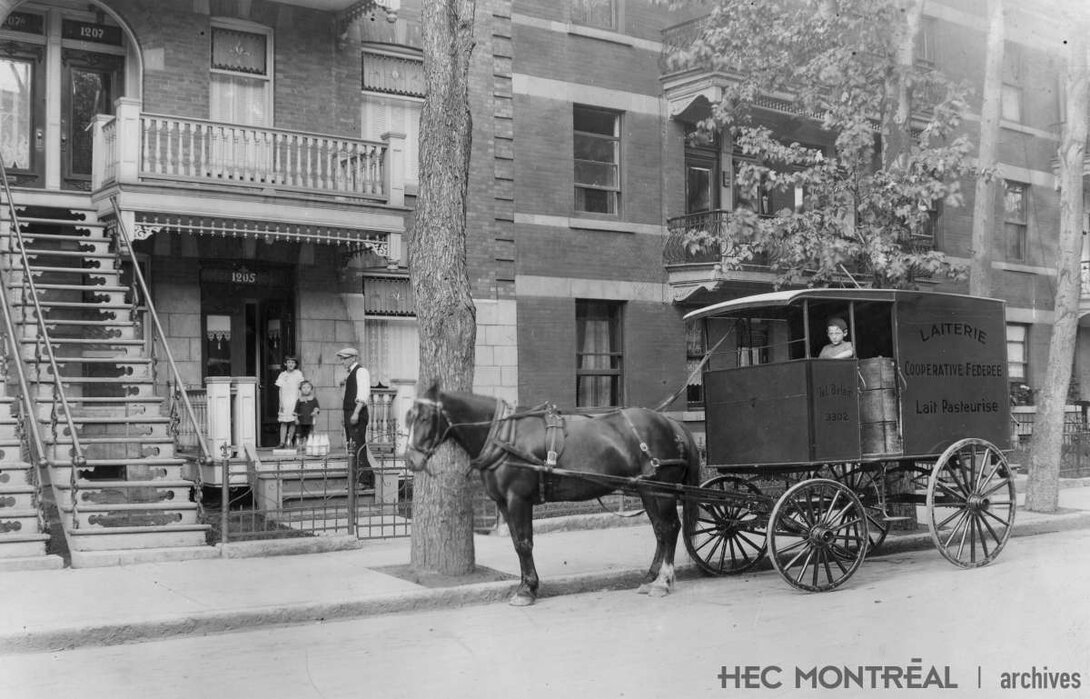   Description : Livraison du lait produit par les agriculteurs-coopérateurs dans les rues de Montréal. Date : ca 1930 Crédit photo : Photographe inconnu Cote archivistique : P012/X6,0007