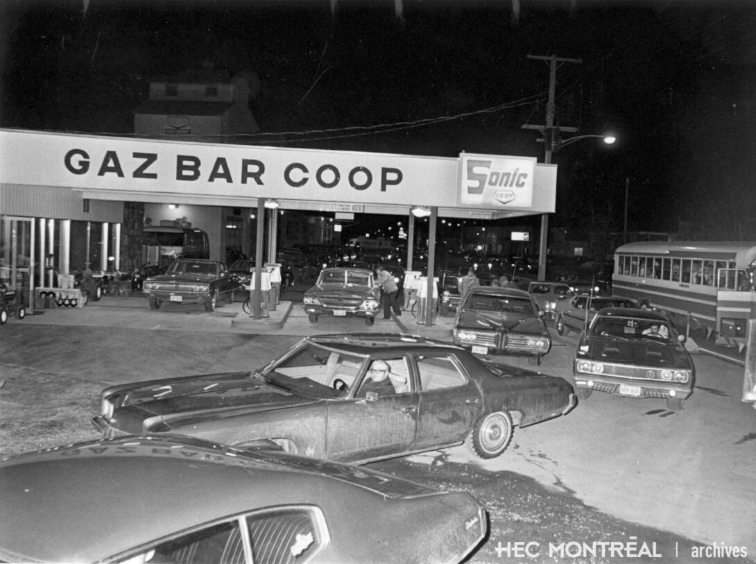   Description : Station-service CO-OP de la Compagnie Sonic, à L'Assomption.  Date : 1973 Crédit photo : Photographe inconnu Cote archivistique : P012/X7,0001