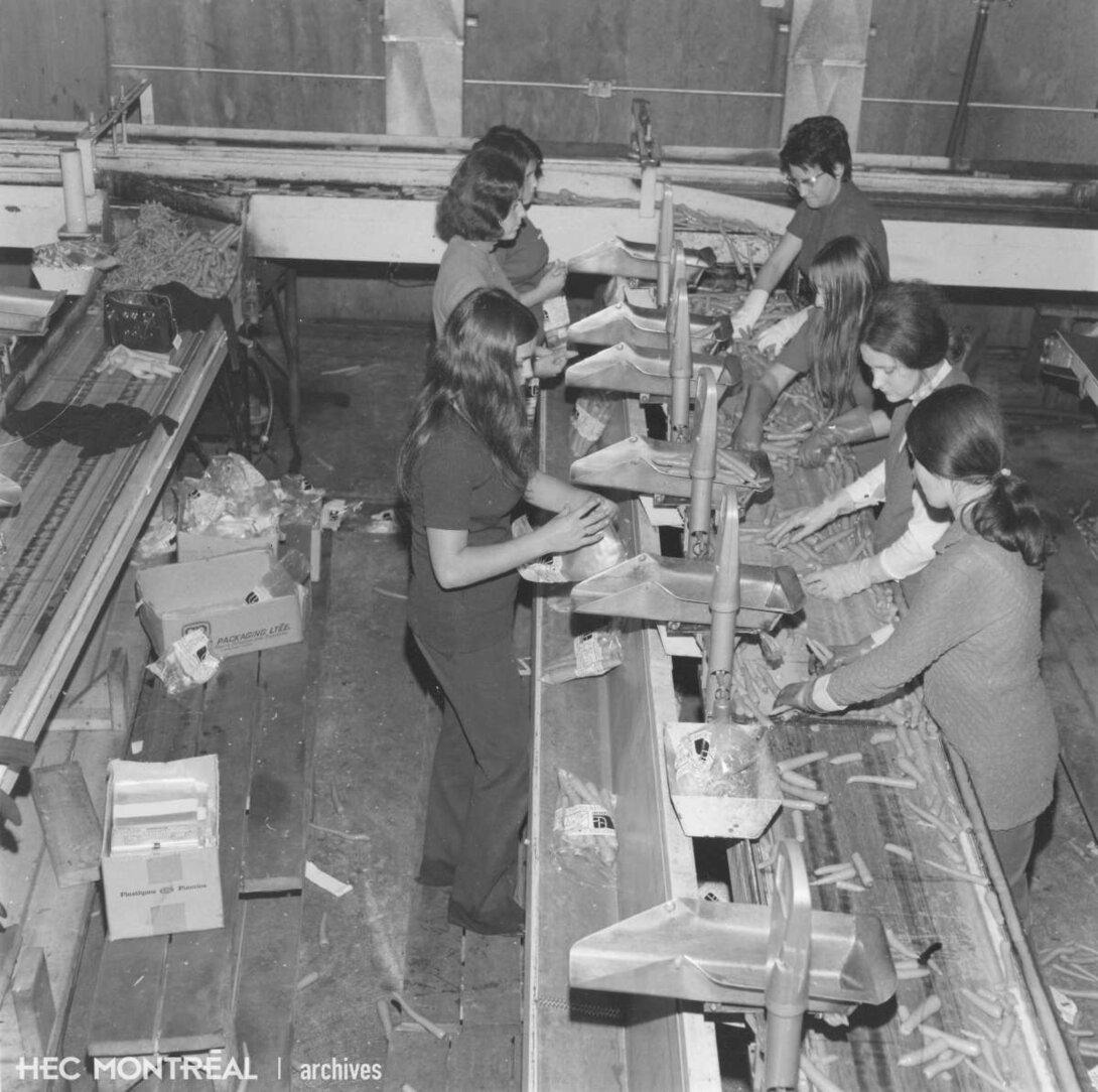   Description : Ouvrières travaillant à l'emballage des carottes. Date : ca 1970 Crédit photo : Photographe inconnu Cote archivistique : P012/X9,0013
