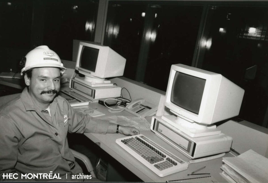  Description : Meunerie de Saint-Romuald, centre névralgique de fabrication de moulées et de suppléments du réseau La Coop. Date : 1989 Crédit photo : Photographe inconnu Cote archivistique : P012/X99,0001