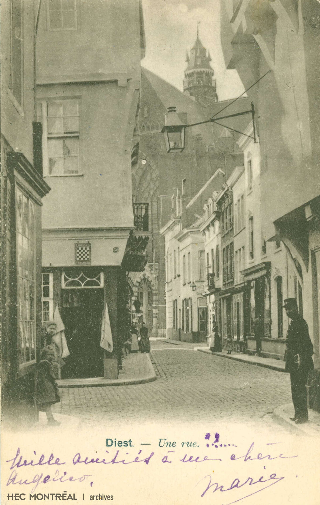   Description : Carte postale montrant une rue de Diest, en Belgique Date : 1901 Crédit photo : Photographe inconnu Cote archivistique : P017/X99,0001