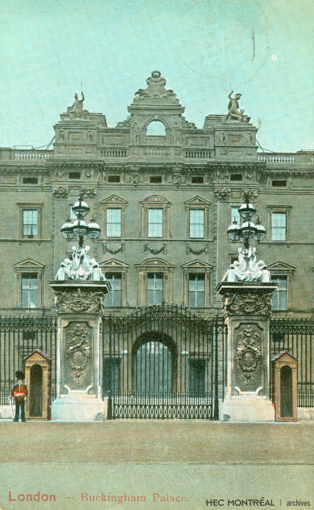   Description : Carte postale montrant le Palais de Buckingham, à Londres. Date : 1906 Crédit photo : Photographe inconnu Cote archivistique : P017/X99,0001