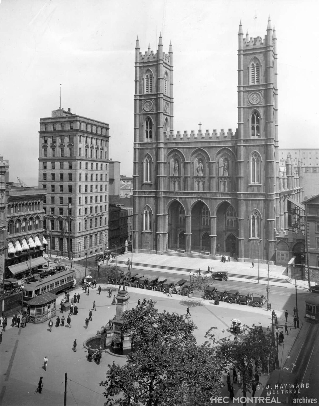   Description : Basilique Notre-Dame à la Place d'Armes, Montréal. Date : ca 1910 Crédit photo : S. J. Hayward Cote archivistique : P019/X1,0031