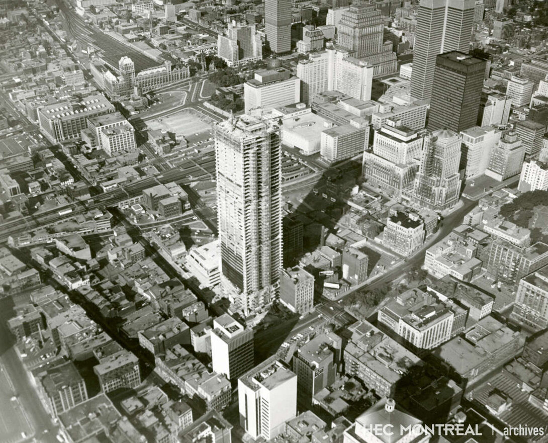   Description : Construction de la Tour de la Bourse, Montréal. Date : 1964 Crédit photo : Photographe inconnu Cote archivistique : P019/X1,0031
