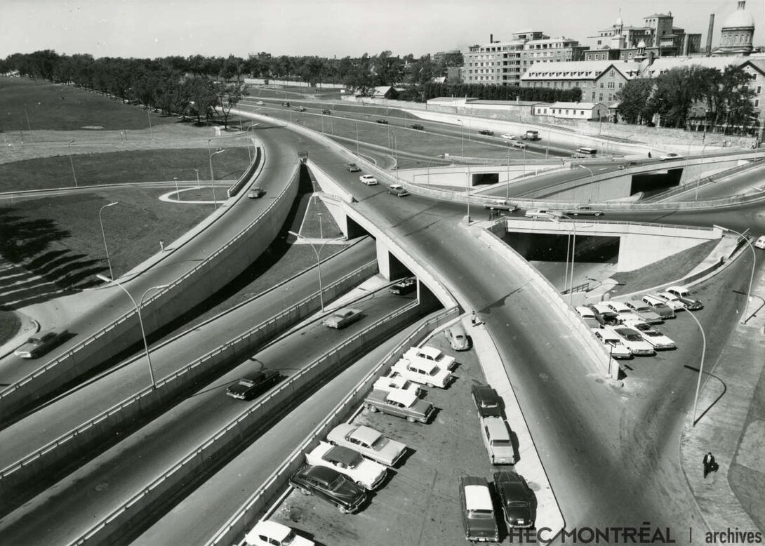   Description : Quartier Milton Park, croisement Av. du Parc et Av. des Pins, Montréal. Date : [1950-1960] Crédit photo : Photographe inconnu Cote archivistique : P019/X1,0031