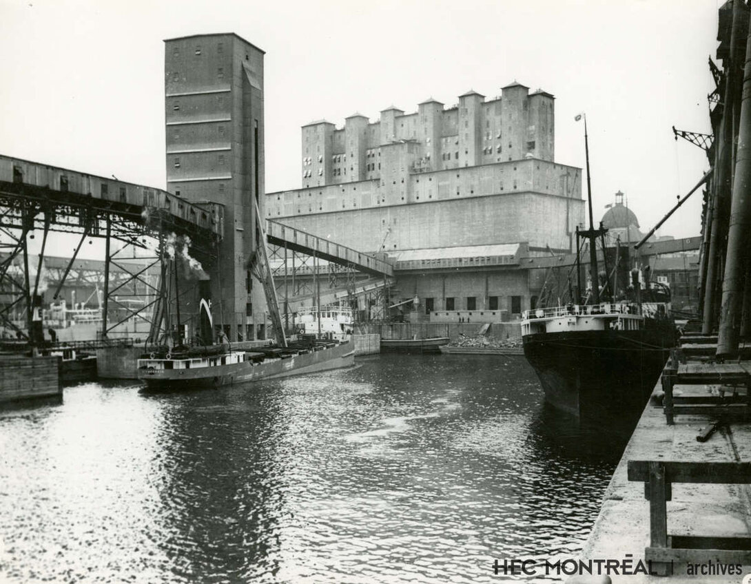   Description : Élévateur à grain, Port de Montréal. Date : ca 1929 Crédit photo : Photographe inconnu Cote archivistique : P019/X1,0032