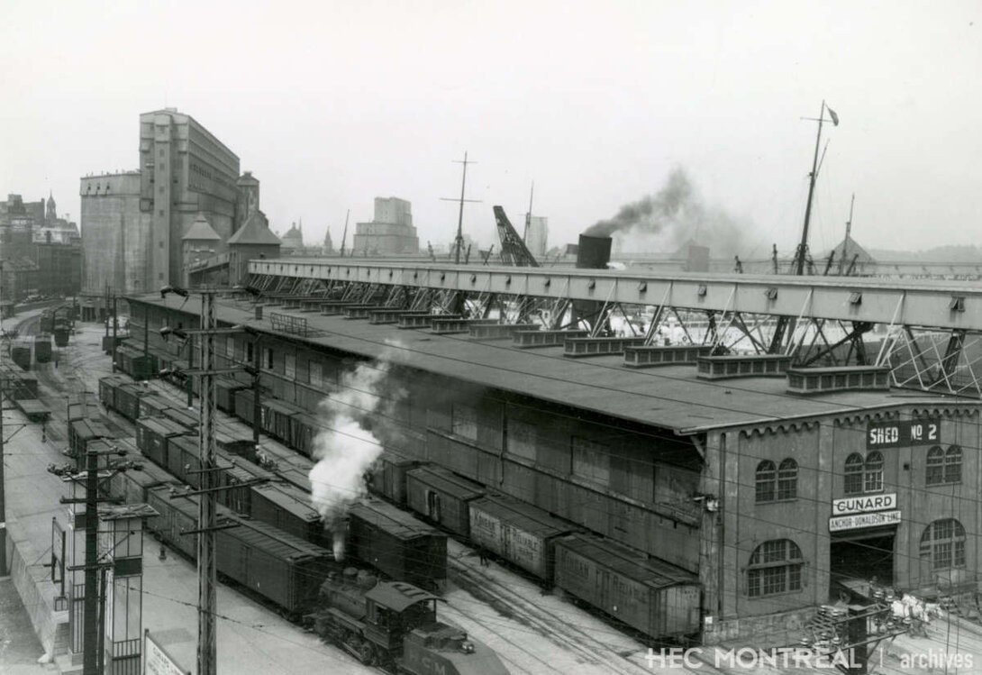 Description : Hangar de la Anchor-Donaldson Steamship Co., dans le Port de Montréal. Date : ca 1929 Crédit photo : Photographe inconnu Cote archivistique : P019/X1,0032