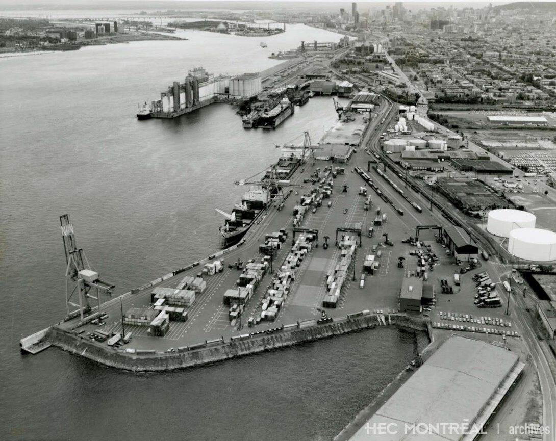   Description : Vue aérienne du Port de Montréal. Date : 1984 Crédit photo : Terminus Racine Cote archivistique : P019/X1,0032