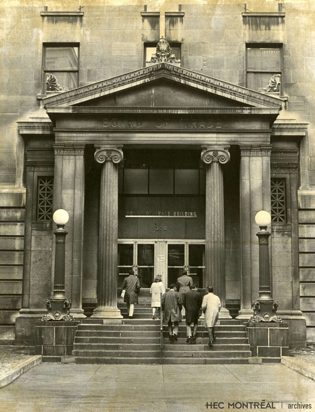   Description : Entrée de l'édifice Montreal Board of Trade, au 300 rue St-Sacrement, Montréal. Date : ca 1960 Crédit photo : Photographe inconnu Cote archivistique : P019/XPH,0009