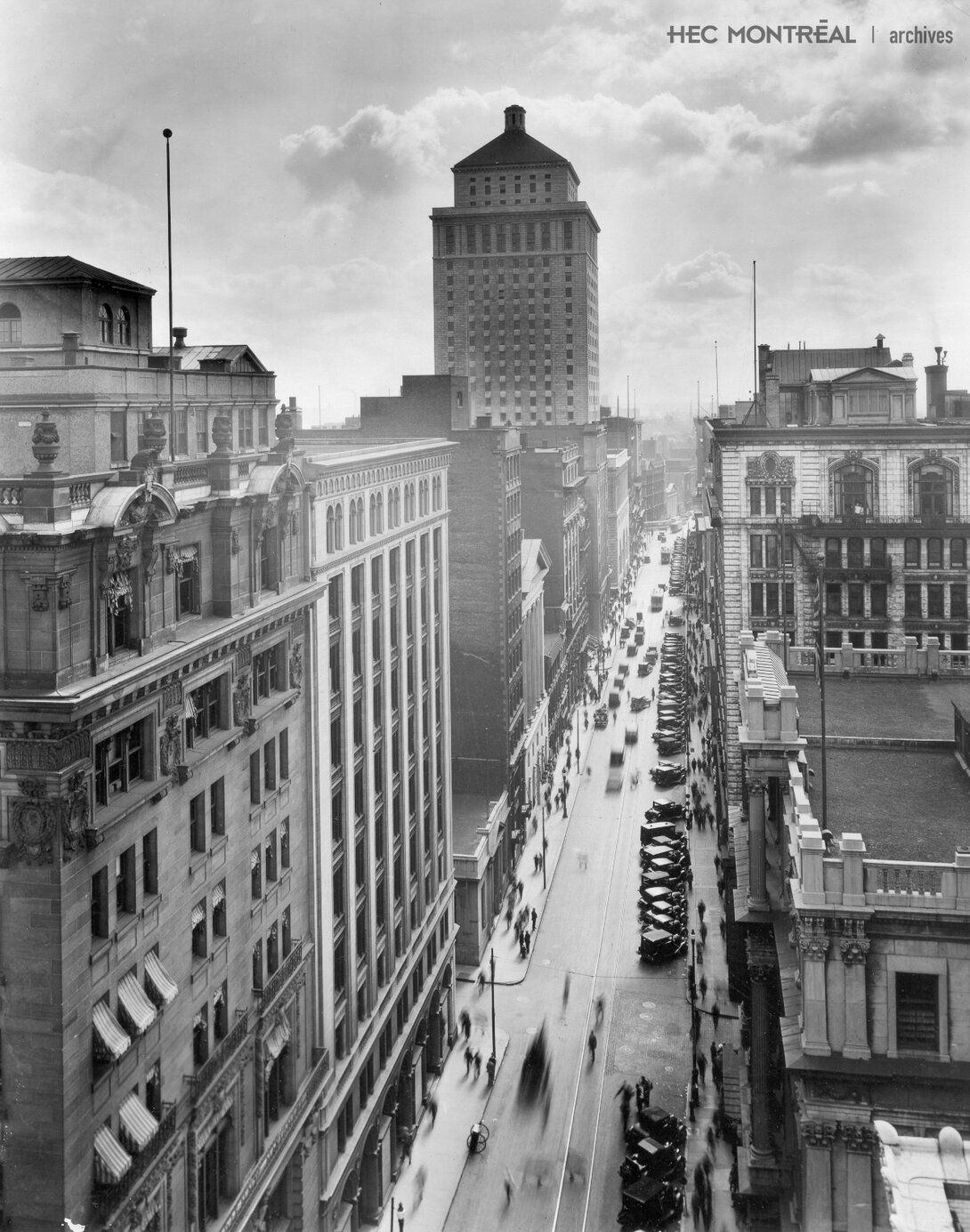  Description : Vue de la rue Saint-Jacques, à Montréal. Date : ca 1950 Crédit photo : Photographe inconnu Cote archivistique : P019/X1,0031