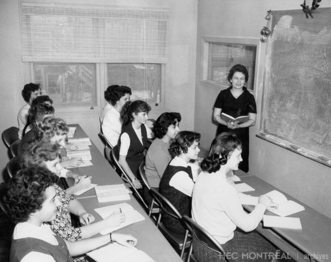   Description : Classe de Mme Myrette Lapierre au Collège commercial LaSalle. Date : 1960 Crédit photo : Photographe inconnu Cote archivistique : P022/x99,0001