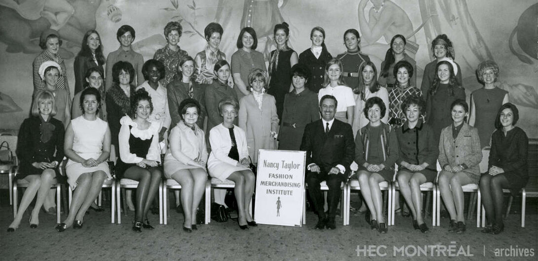   Description : Premier groupe d’étudiantes du cours Merchandising Fashion. Date : 1971 Crédit photo : Bob Pichette Studio Cote archivistique : P022/x99,0001