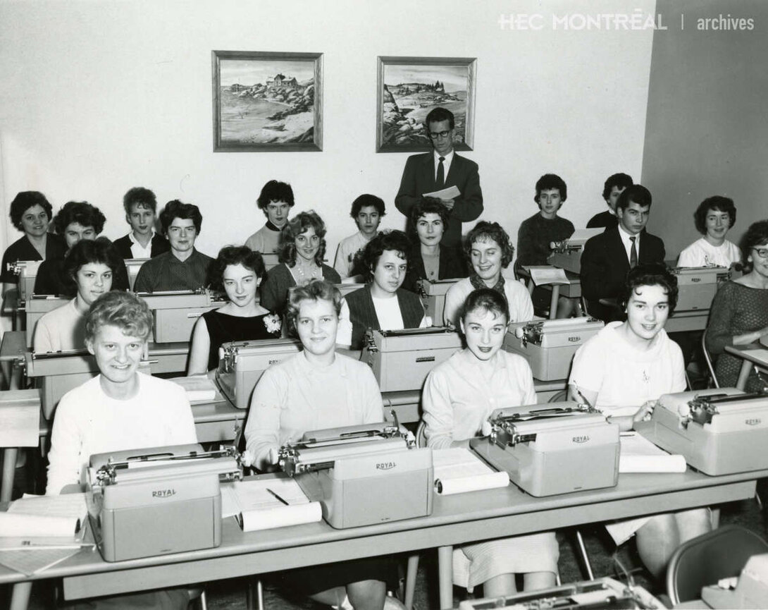   Description : Classe de dactylographie de M. Réal Deguire au Collège LaSalle.  Date : 1960 Crédit photo : Photographe inconnu Cote archivistique : P022/X99,0001