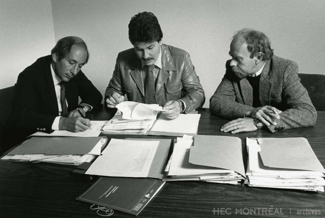   Description : Jean Saine, du Publicité Club de Montréal, et MM. Boisvert et Gagné, de HEC Montréal.  Date : 1982 Crédit photo : Gilbert Duclos Photographe Cote archivistique : P023/X99,0001