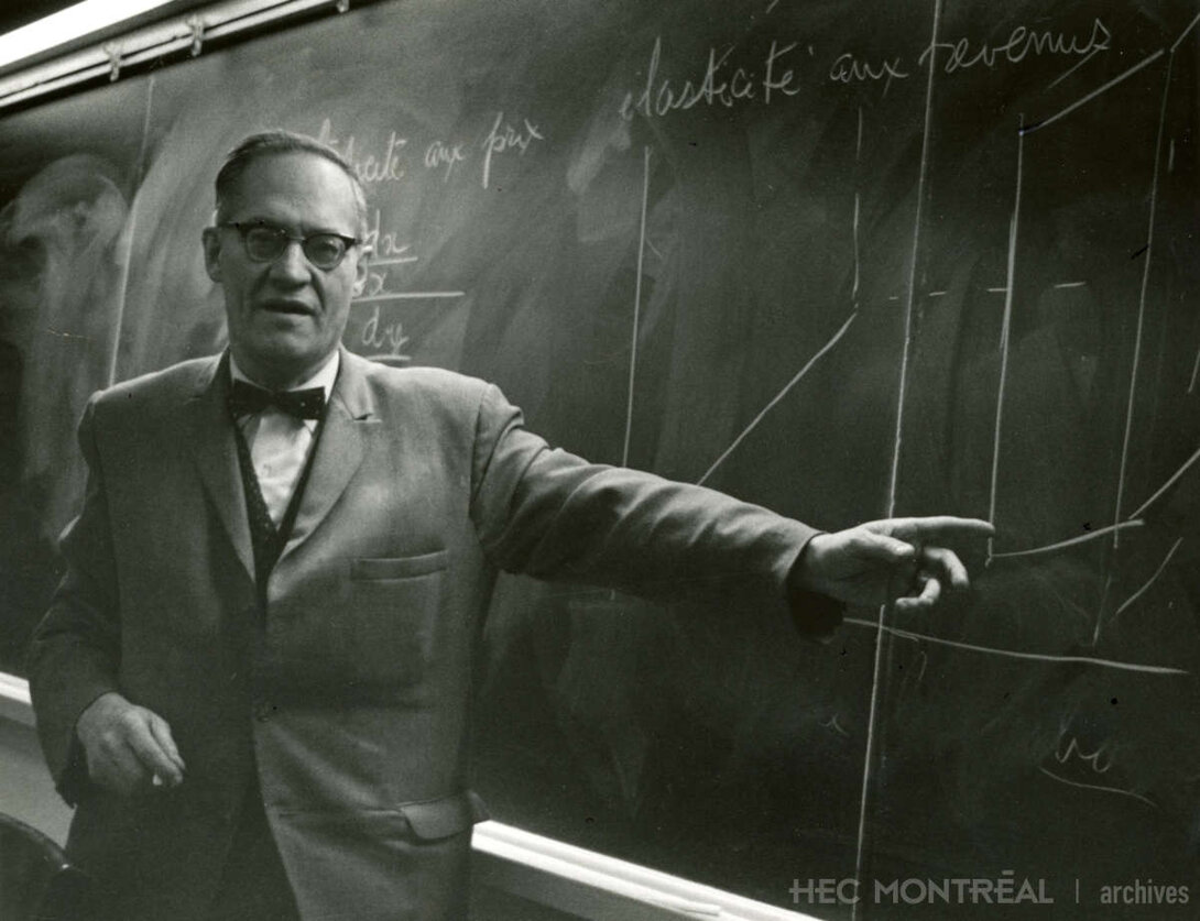   Description : François-Albert Angers dans une salle de classe de HEC Montréal. Date : 1986 Crédit photo : Photographe inconnu Cote archivistique : P027/X99,0001