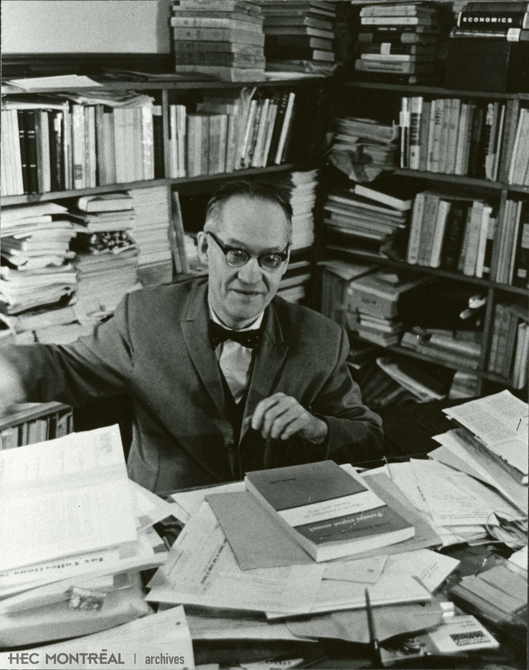   Description : François-Albert Angers dans son bureau de l'Édifice Viger  Date : Inconnue Crédit photo : Photographe inconnu Cote archivistique : P027/X99,0001