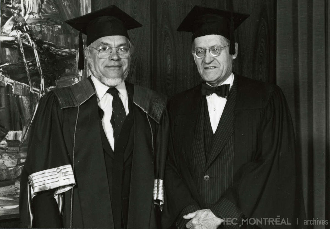   Description : François-Albert Angers reçoit un doctorat honoris causa de l'Université de Montréal.  Date : 1985 Crédit photo : Photographe inconnu Cote archivistique : P027/X99,0001