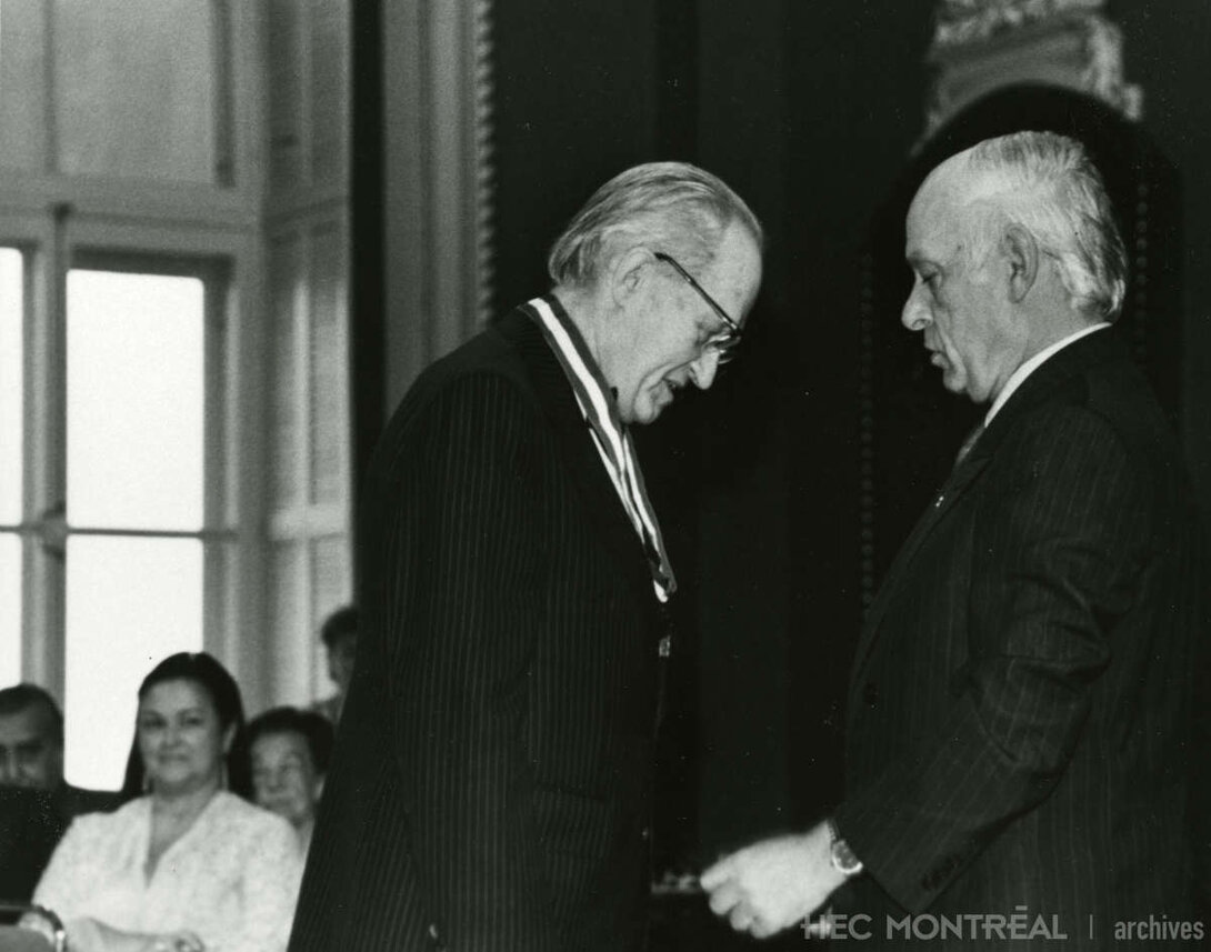  Description : René Lévesque remet l'insigne d'officier de l'Ordre national du Québec à François-Albert Angers. Date : 1985 Crédit photo : Photographe inconnu Cote archivistique : P027/X99,0001