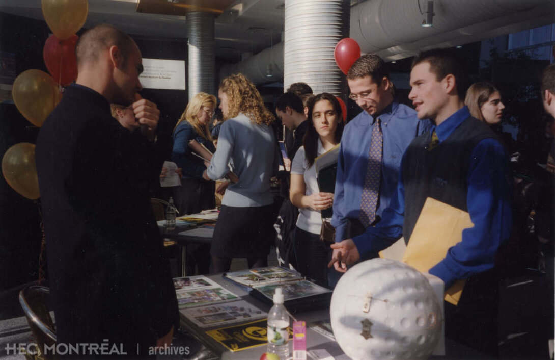  Description : La Foire de l'emploi, activité organisée par la Société de relations d'affaires HEC Montréal. Date : 1999 Crédit photo : Photographe inconnu Cote archivistique : P032/Z,0005