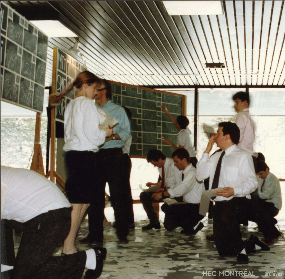   Description : Activité de simulation boursière organisée par la Société de relations d'affaires HEC Montréal. Date : ca 1989 Crédit photo : Photographe inconnu Cote archivistique : P032/Z,0005