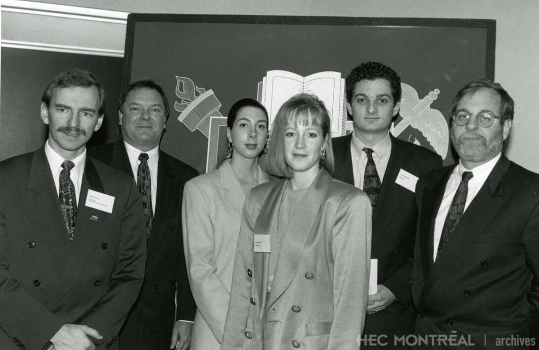   Description : Remise des bourses d'excellence du 75e anniversaire de l'École.  Date : 1994 Crédit photo : Photographe inconnu Cote archivistique : P037/Z,0001