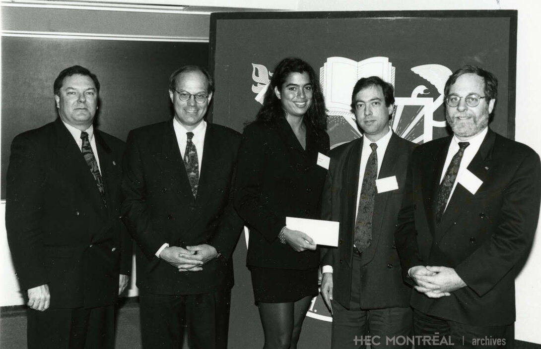   Description : Remise des bourse d'excellence à la participation du programme de M. Sc. Date : 1993 Crédit photo : Photographe inconnu Cote archivistique : P037/Z,0001