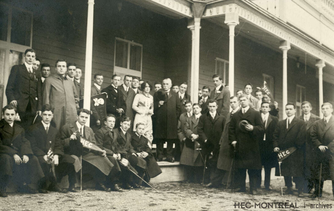   Description : Visite de Grand-Mère par un contingent de l'École des hautes études commerciales de Montréal. Date : 1914 Crédit photo : Photographe inconnu Cote archivistique : P042/X99,0001