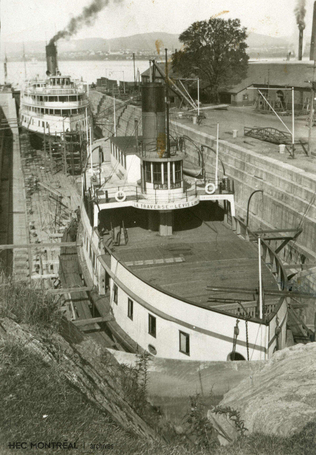   Description : Navires en voie de réparation sur le chantier Davie, à Lévis. Date : Inconnue Crédit photo : Photographe inconnu Cote archivistique : P042/X99,0001