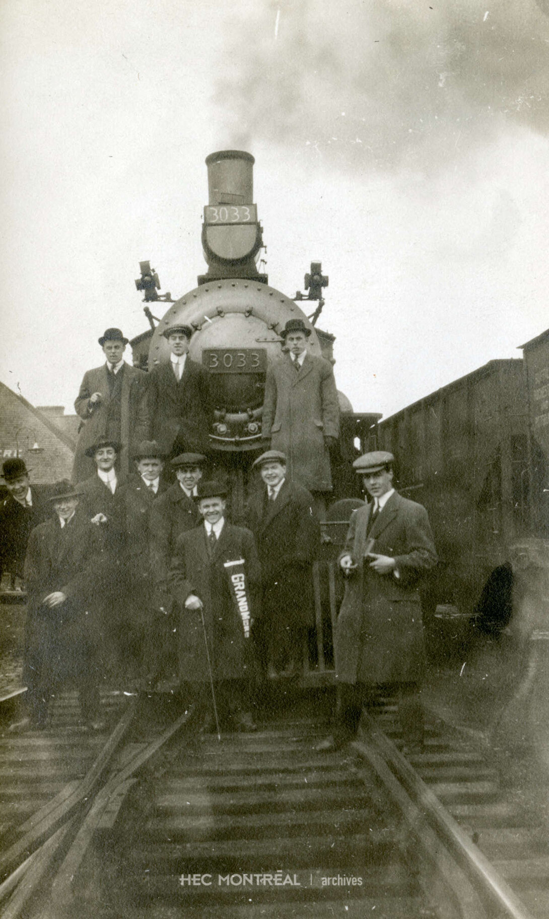   Description : Visite de Grand-Mère par un contingent de l'École des hautes études commerciales de Montréal. Date : 1914 Crédit photo : Photographe inconnu Cote archivistique : P042/X99,0001