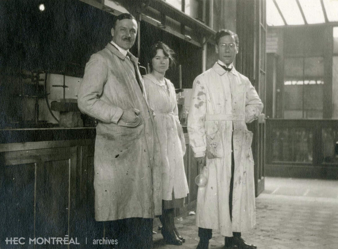   Description : Jean-Paul Riou et des collègues de laboratoire. Date : ca 1930 Crédit photo : Photographe inconnu Cote archivistique : P042/X99,0001