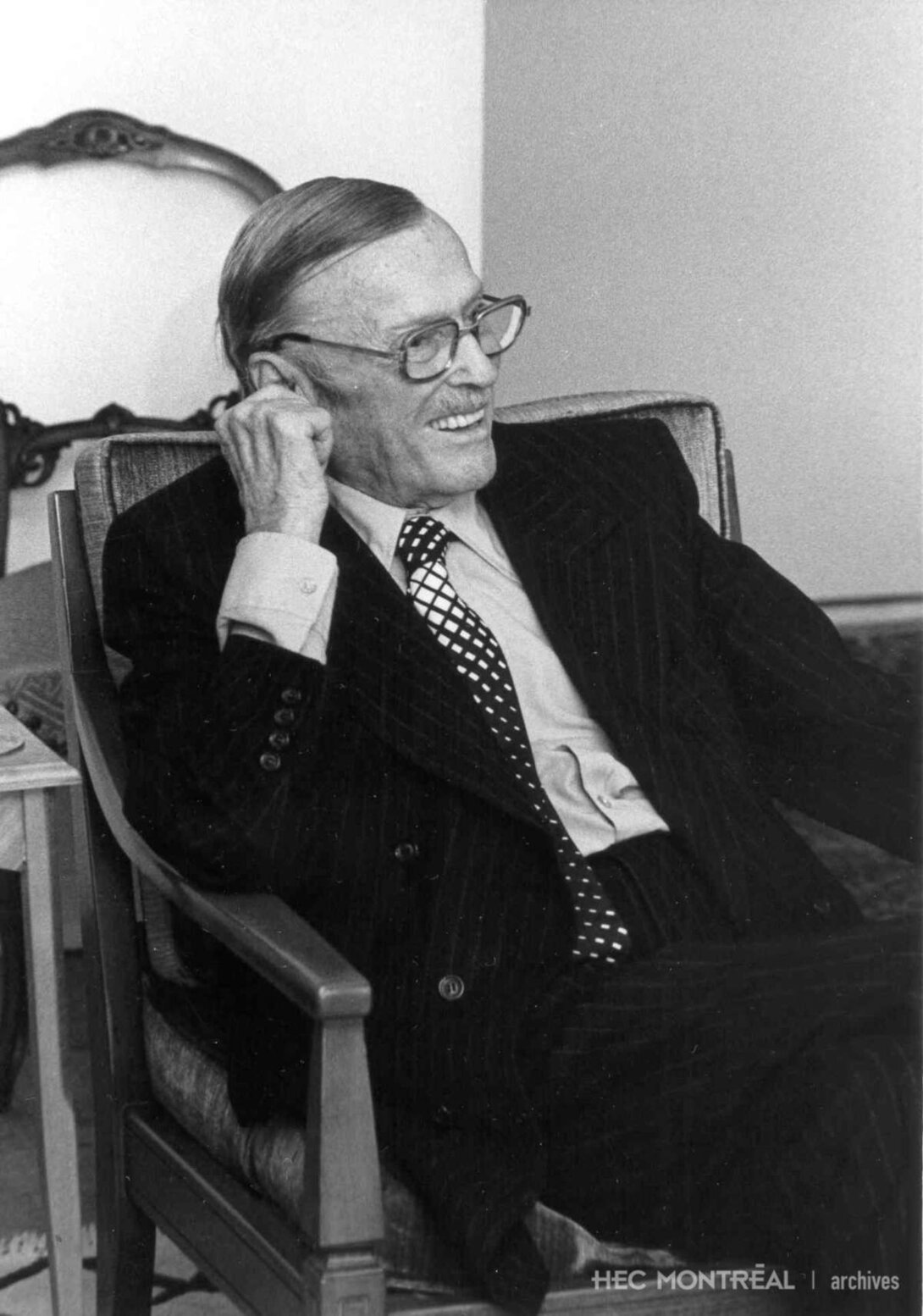   Description : Jean-Paul Riou lors d'une entrevue accordée, en mars 1981, au journal Le Caducée. Date : 1981 Crédit photo : Photographe inconnu Cote archivistique : P042/X99,0001