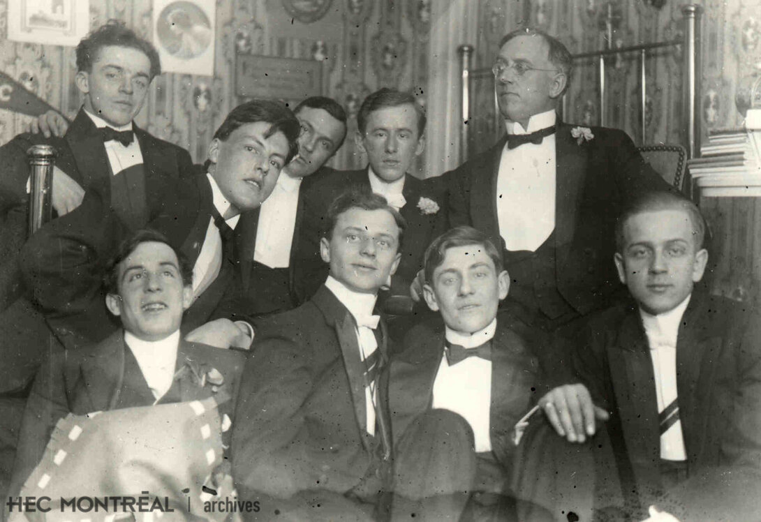   Description : Groupe d'étudiants réunis à l'occasion d'une fête.  Date : 1911 Crédit photo : Photographe inconnu Cote archivistique : P046/X,0001
