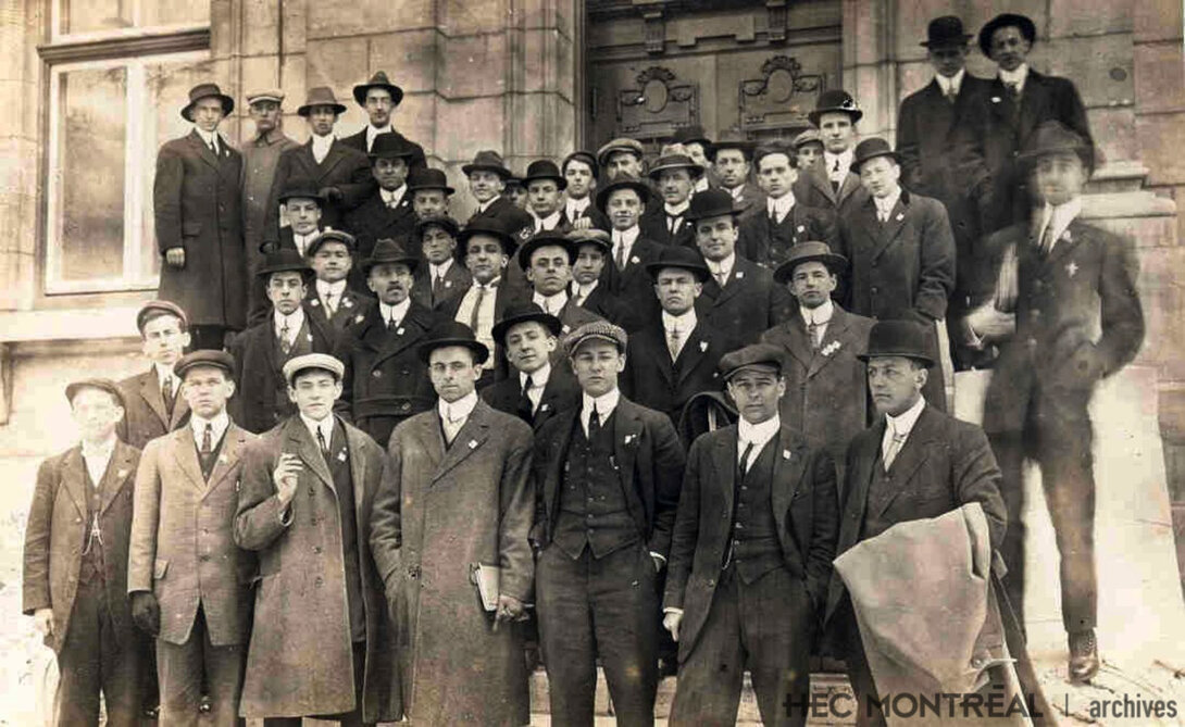  Description : Étudiants à l'entrée du Musée commercial et industriel de Montréal, rue de La Gauchetière. Date : 1912 Crédit photo : Photographe inconnu Cote archivistique : P046/X,0002