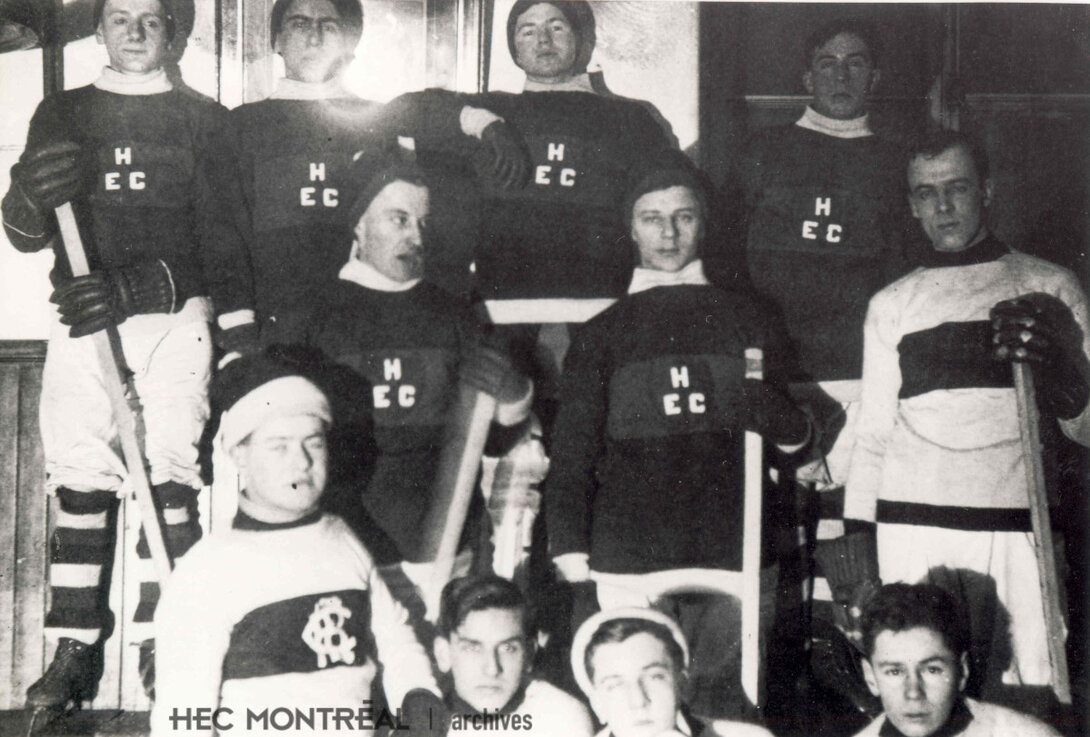   Description : La 3e équipe de hockey de l'École des hautes études commerciales de Montréal. Date : 1913 Crédit photo : Photographe inconnu Cote archivistique : P046/X,0003
