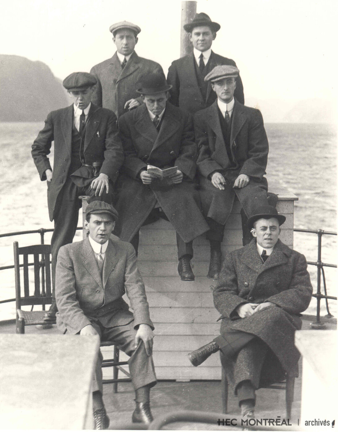   Description : Émile Barrière (debout à droite) accompagné de camarades de classe lors d'un voyage. Date : 1913 Crédit photo : Photographe inconnu Cote archivistique : P046/X,0004
