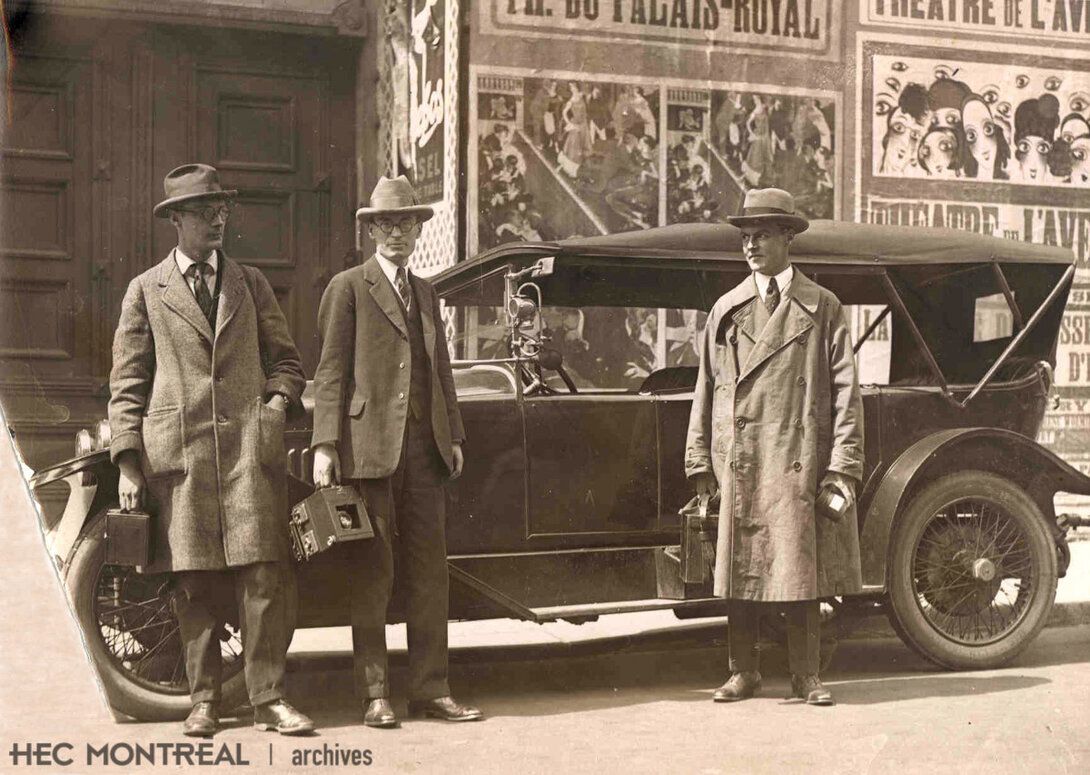   Description : Émile Barrière (à droite) et collègues devant le Théâtre de l'Avenir. Date : ca 1944 Crédit photo : Photographe inconnu Cote archivistique : P046/X,0012