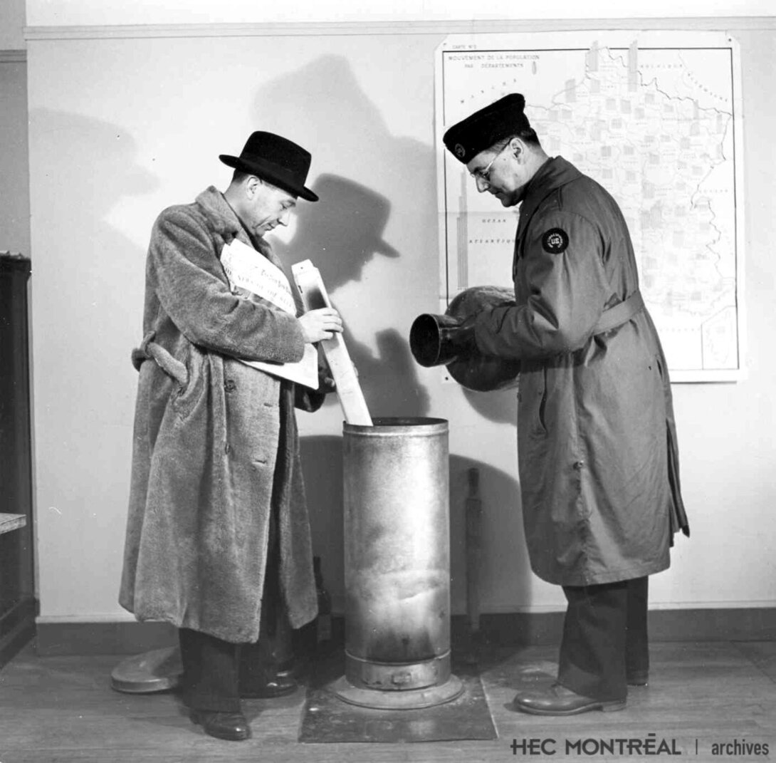   Description : Destruction de documents confidentiels à l'aide d'une fournaise. Date : ca 1944 Crédit photo : Photographe inconnu Cote archivistique : P046/X,0013