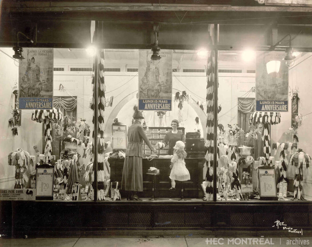   Description : Vitrine du magasin Dupuis Frères lors d'une vente d’anniversaire, en 1920. Date : 1920 Crédit photo : Rice Studio Montreal Cote archivistique : P049/XPH8,0001