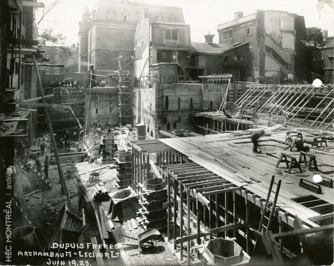   Description : Construction du nouvel immeuble du magasin Dupuis Frères, vue de la rue DeMontigny. Date : 1923 Crédit photo : Photographe inconnu Cote archivistique : P049/XPH6,0003