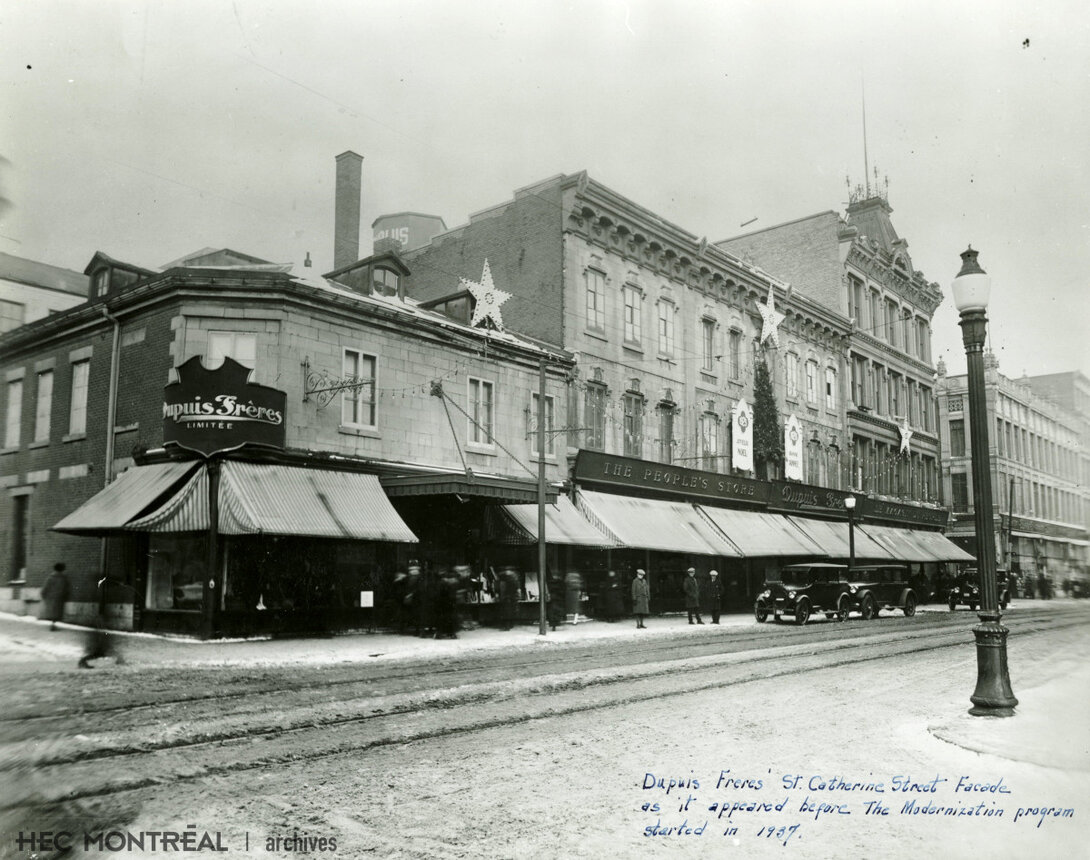   Description : Façade de Dupuis Frères sur la Rue Sainte-Catherine en 1937 Date : 1937 Crédit photo : Photographe inconnu Cote archivistique : P049/XPH6,0007
